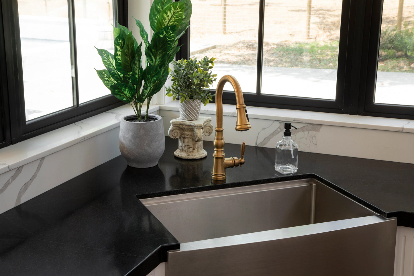 ArizonaTile_SonoraKitchen_MeghanBobPhoto_KitchenSinkOverhead_HR